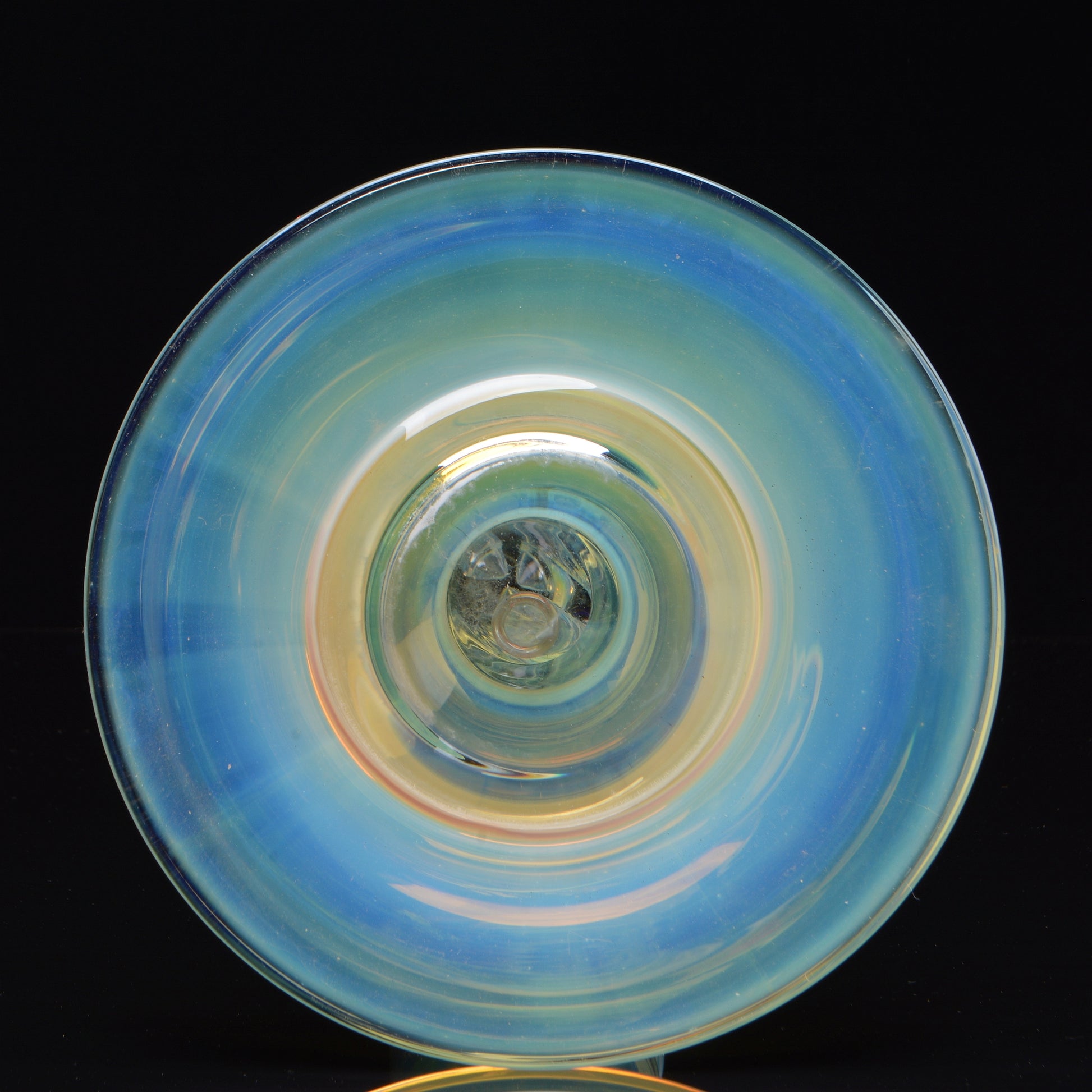 close up if the silver fumed base