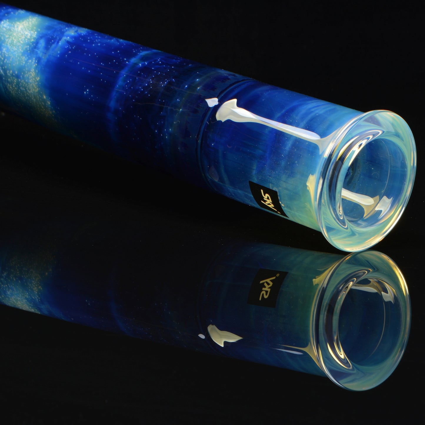Side profile of the bong mouthpiece and neck