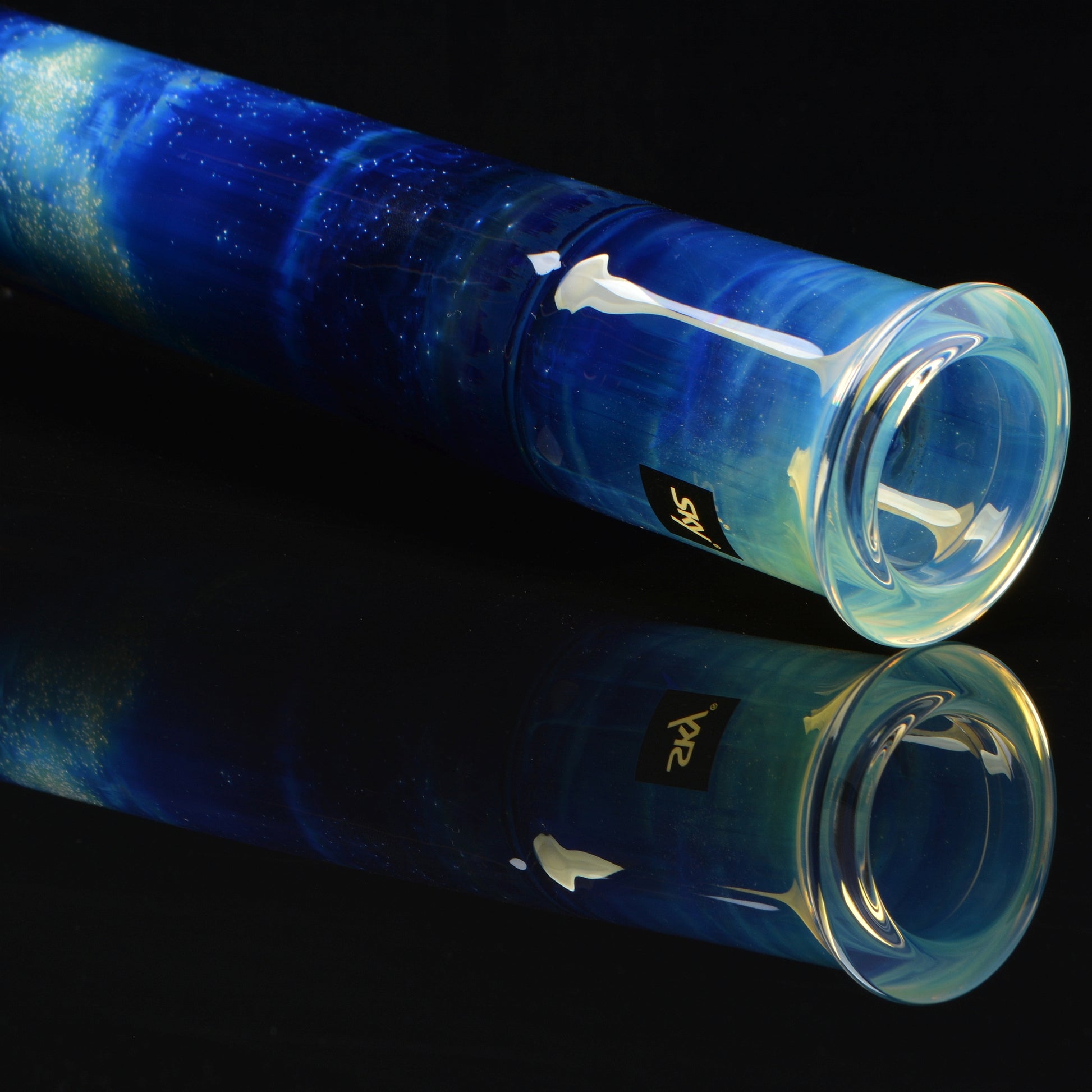 Side profile of the bong mouthpiece and neck